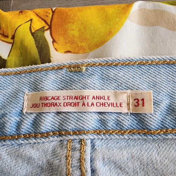 BNWOT Levi's distressed button fly jeans - Picture 3 of 9